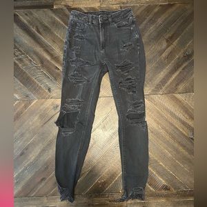 American eagle ripped mom jean. Only wore a few times in really good condition.